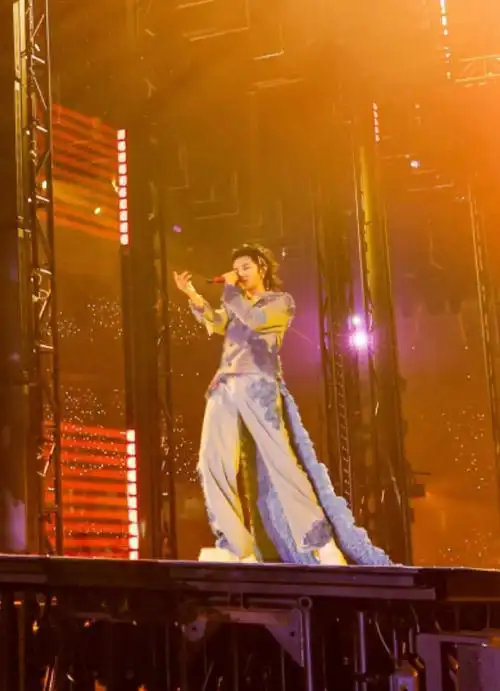 华晨宇yu哥哥这让人眼馋的大长腿呀#2023华晨宇火星演唱会##华晨宇