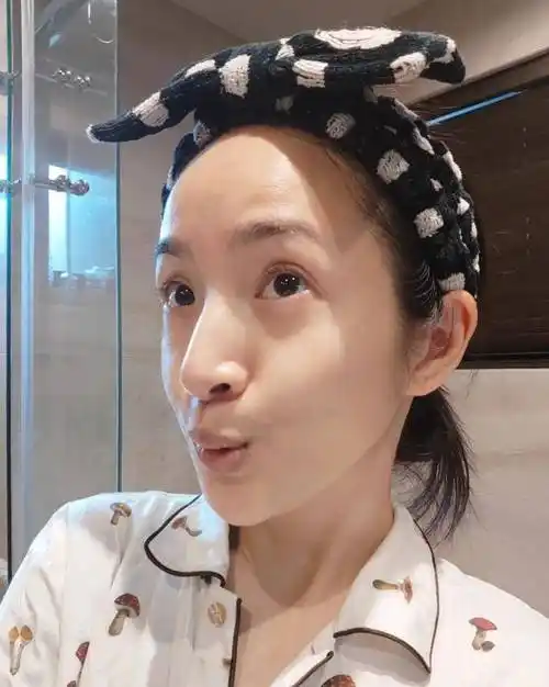 40岁林依晨近状曝光,晒纯素颜照庆出道21周年,无美颜修图零瑕疵_小林