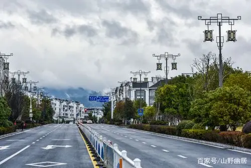 绩溪县的马路宽敞,整洁与舒服,作为皖南地区人口不足18万人的小县城
