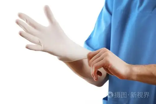 医生戴上无菌手套隔离在白色背景上