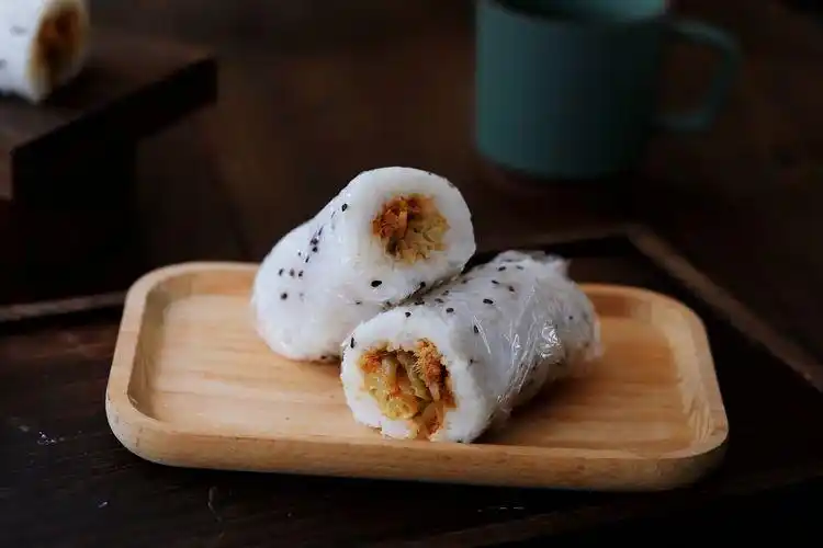 天渐凉,做个简易饭团,饱腹抗饿,​咸​香味美,老人小孩都爱吃_食