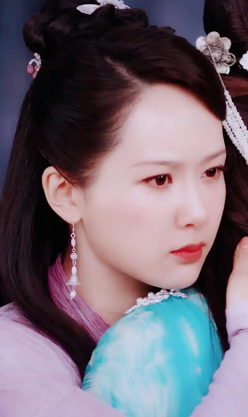 【杨紫| 紫身倩影| 白夭夭| 修图9p】 一踏青石板上雨生花, 一吻扰了