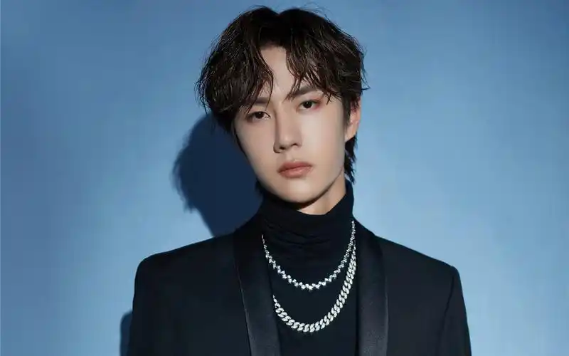 王一博绅士范儿帅气图片_大陆明星_壁纸下载_美桌网