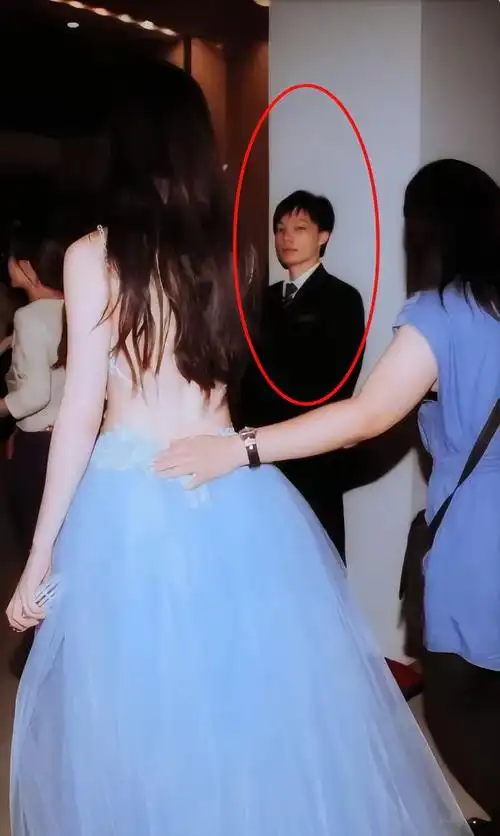 窦骁因为喜欢刘亦菲专门去报考了北电,杨洋一看到刘亦菲眼里的喜欢都