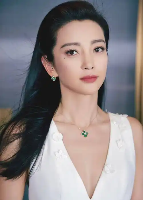 李冰冰白色v领连衣裙性感写真