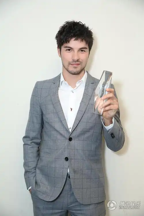 高清:凤小岳胡须造型亮相活动 进军国际荧幕