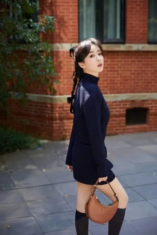 杨紫秋季美拉德风大片释出 头扎麻花辫俏皮可爱