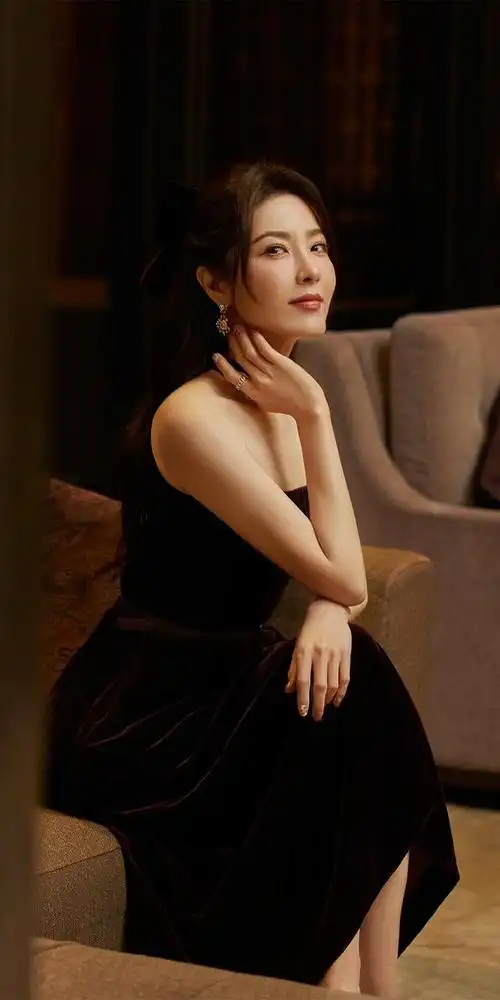 曾黎深茄紫色抹胸长裙写真,演绎东方优雅大气之美!