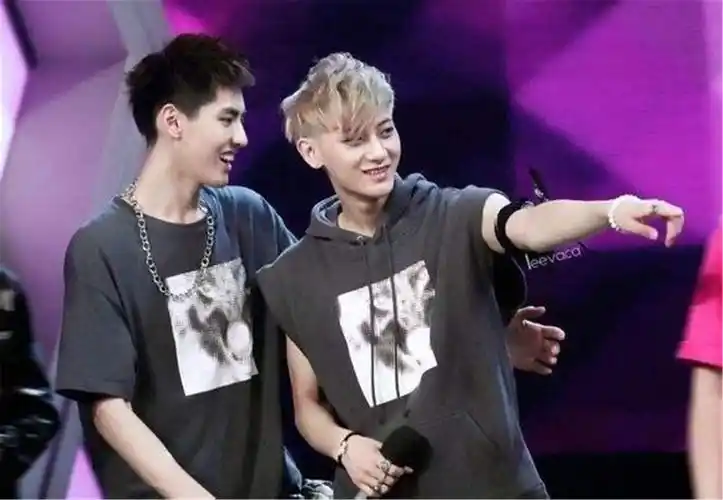 吴亦凡和曾经的好兄弟黄子韬的亲密合照