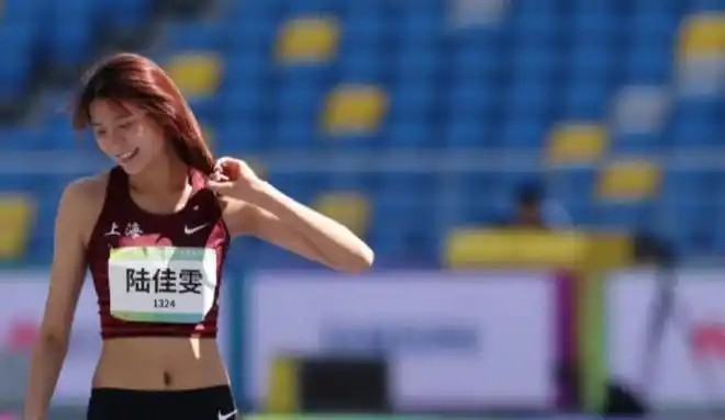 1米91女子跳高00后小将夺冠大长腿瞩目面容清纯笑容甜美