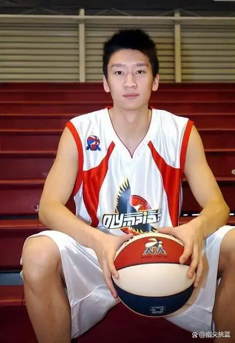 孙悦10岁才正式接触篮球,然后因为过人的天赋,14岁就加入了北京奥神