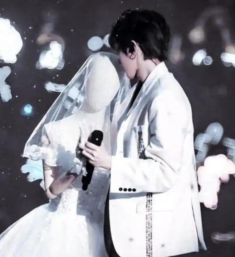 男神在下半身,则搭配一条黑色长裤,形成经典的黑白搭配.#蔡徐坤