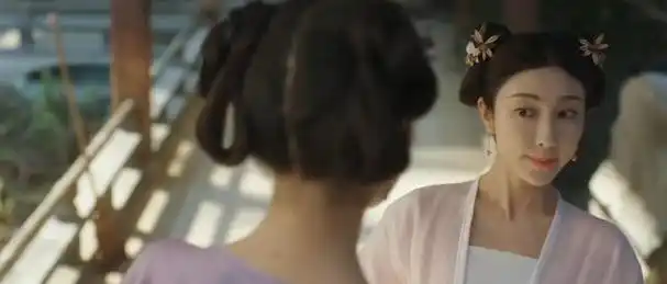 这一天,家中热闹非凡,宾客如云,都是为了见证这位年轻女子的成长与