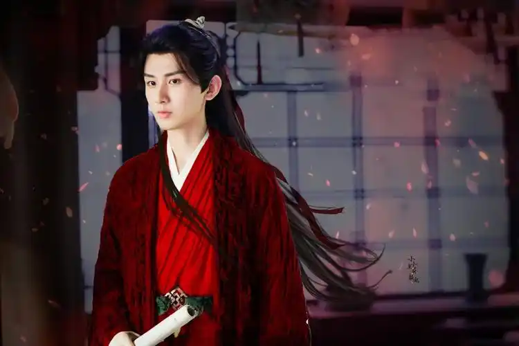 成毅侧颜饭拍图红衣就该这么穿