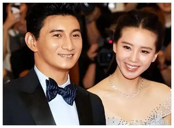 刘诗诗罕见发飙吴奇隆无奈独自带娃背影相当疲惫落寞