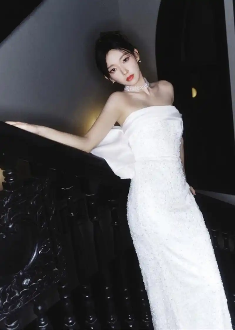 程潇白色抹胸礼服大赏,越看越像裹了一条浴巾,性感身材根本遮不住,让