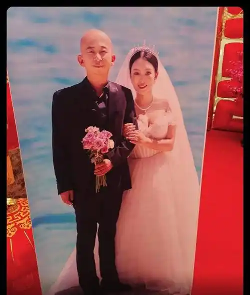 网上一直流传着巨兴茂已经结婚的消息,说得有模有样,女方叫做牟兴区