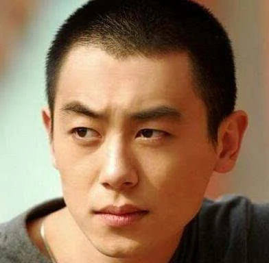 男人丑不丑平头走一走10大男星平头谁最帅