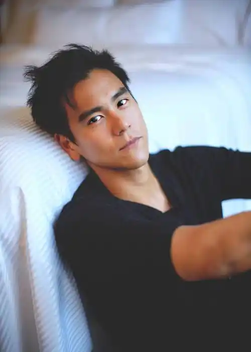 猜测彭于晏这次是从上海飞往澳洲,照片中彭于晏独身一人,背着打包行李