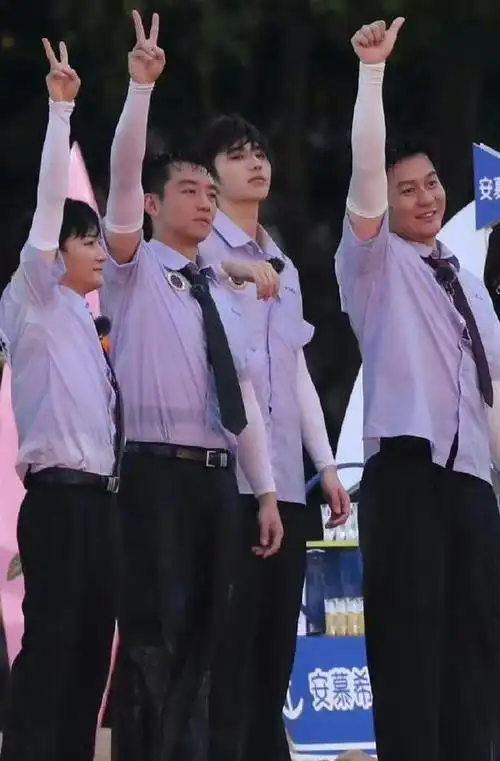 杨颖变身两条尾巴少女,蔡徐坤高三惊艳路人|郑恺|周深|范丞丞|真人秀