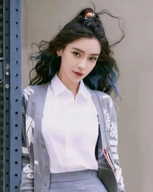 angelababy早年在香港是一名模特,进军内地后,参加跑男后大红_杨颖