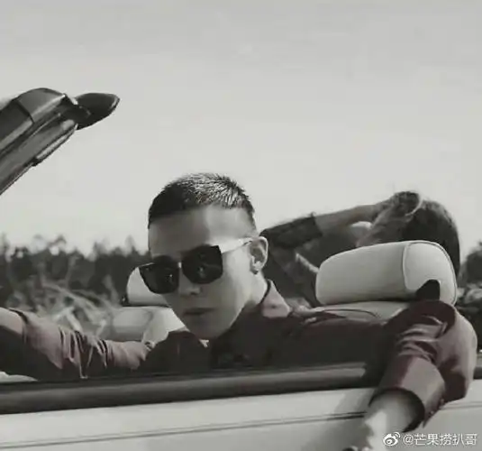 将两边剃掉设计的这一款寸头真的是酷炸了~寸头永远的yyds权志龙超话