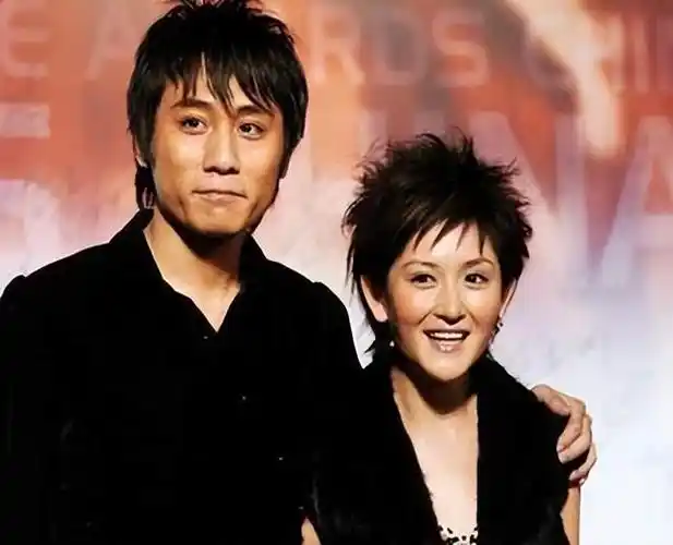 刘烨和谢娜曾经是娱乐圈中备受瞩目的情侣,他们的爱情故事简直就像