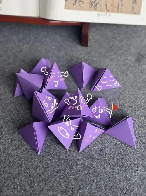 八分之一的a4规格的纸折的小三角,可以当盒子,也能做小粽子.