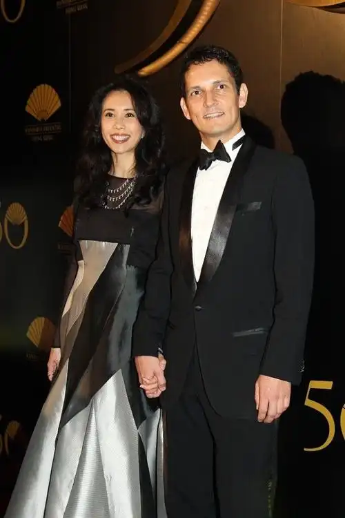 莫文蔚的长相虽然不惊艳,但是与德国老公站一起,感觉还挺有韵味