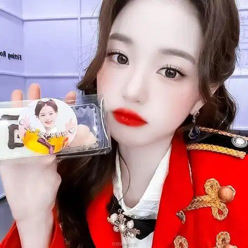 张元英头像 抱图留言