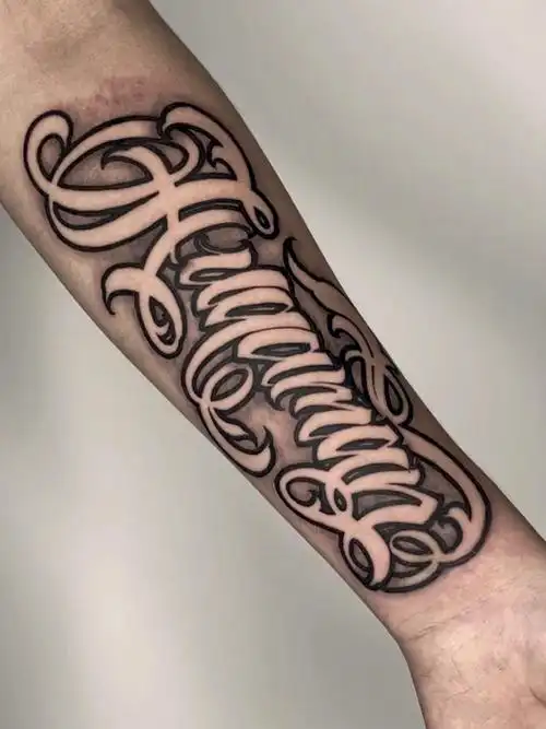 深圳纹身回头率超高的手臂花体字