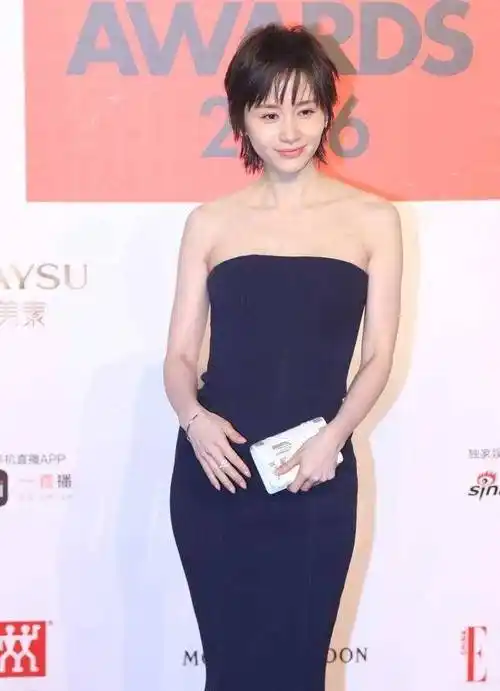 王子文气质不是吹的穿黑色抹胸鱼尾裙亮相5美同台气场最强大