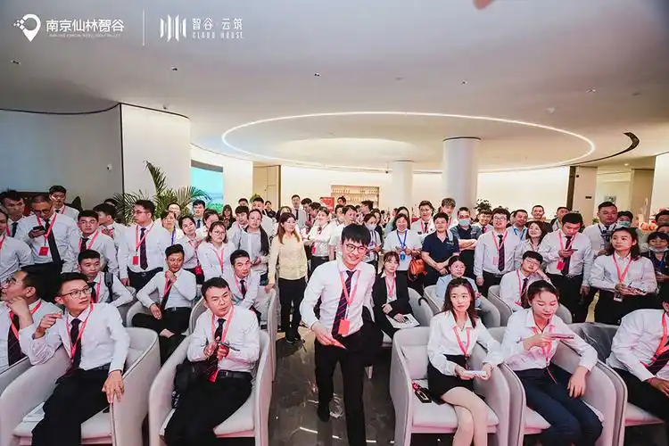 智谷·云筑更是预备了礼品礼遇现场经纪人们,于众人的欢呼与掌声中