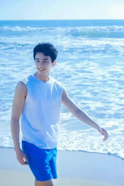 吴磊晒三宫格游泳plog