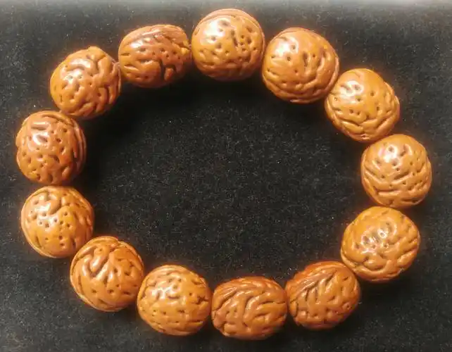 把玩半年已初步包浆的手串