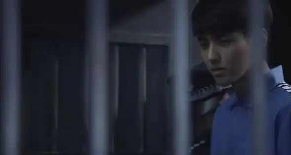 吴亦凡踩缝纫机不算啥?盘点明星入狱悲惨状况,一位衣服被扒光