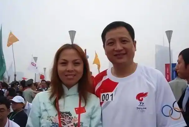 不乏众多迷妹被他的外表所吸引其中后排左四的杨阳,除了拥有出色的球