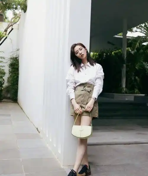 刘诗诗一身黑色连衣裙配柠檬黄的包包,一身温柔又大气-大江头条