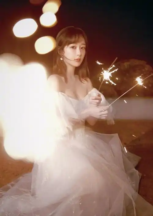 杨紫穿露肩公主裙海边放烟花 在逃公主仙气飘飘__财经头条