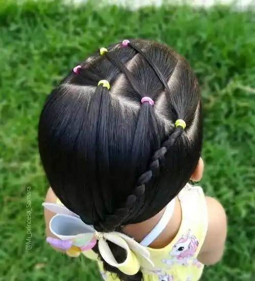 最新款小女孩好看的辫子编发发型,美美哒_小公主_头发_刘海中