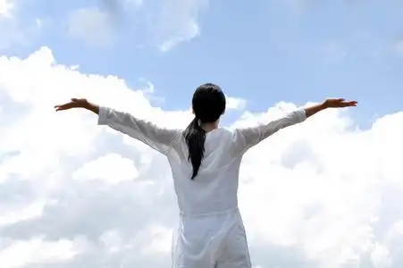 天空人像女人张开双臂对着天空照片