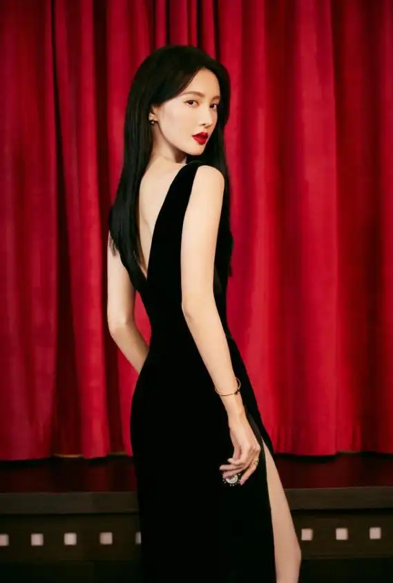 金晨黑色露背裙惊艳亮相,手拿筹码气场全开