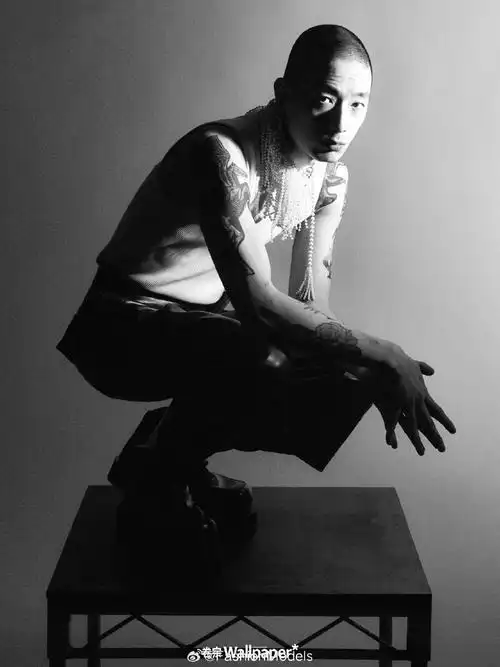 《wallpaper*卷宗》三月刊集结中日韩三国最具代表性的男模—@赵磊