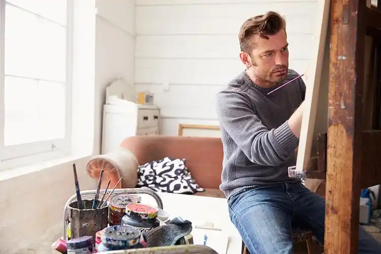 在画室里作画的男艺术家插画下载