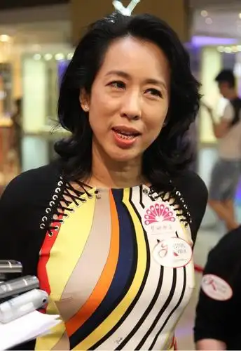 朱玲玲已到了资深大婶的年纪却还有傲人身材难怪能二进豪门