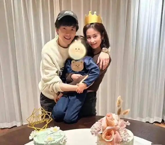 颖儿和付辛博越来越有夫妻相,小两口抱爱女小月亮对镜灿笑!