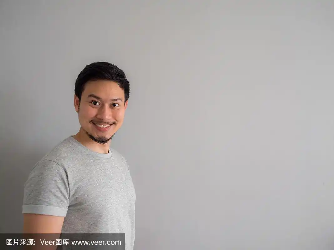 满脸胡子的男人穿着灰色t恤.