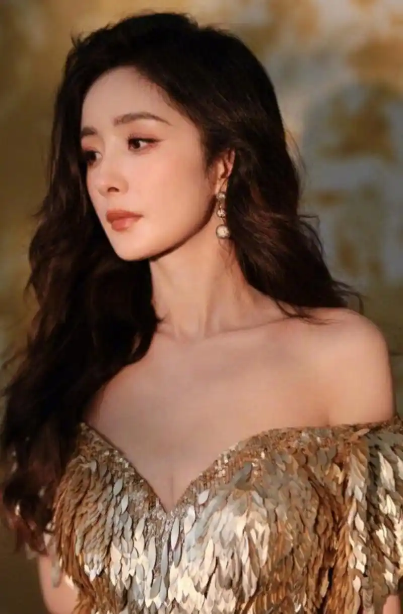 杨幂|鎏金羽毛裙真的好美啊  在11月12日的晶核现场活动中,幂姐以一款