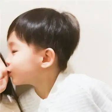 天然萌娃两张一对头像高清可爱暖爆了的萌娃情侣头像图片