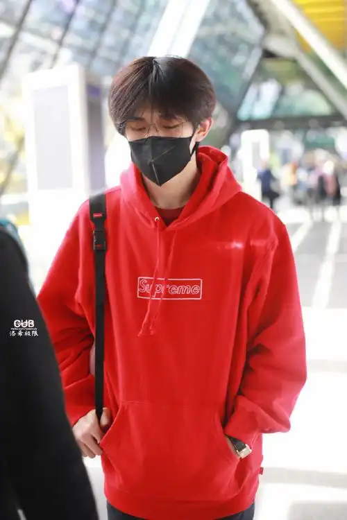 易烊千玺红色卫衣男大风##易烊千玺男大回国##易烊千玺回国